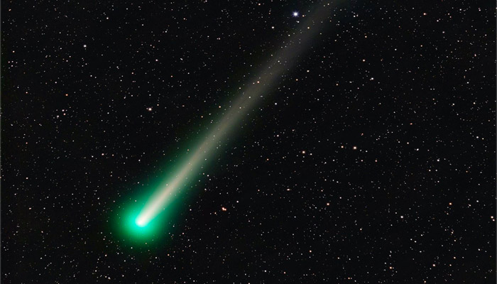 Según explicó la NASA, el cometa ZTF tiene una “coma verdosa, una corta y ancha cola de polvo y una larga y tenue cola de iones”.

Y es que son muchos los cometas que brillan en verde y, según distintas investigaciones, se trata de un aura que se crea por una molécula reactiva llamada dicabrono que provoca esa luz verde.