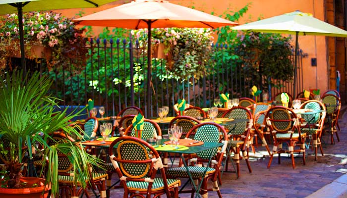 Hay aromas que despiertan recuerdos, y lugares donde el tiempo se desacelera solo para que puedas saborearlos. En Pirque, los cafés y panaderías de barrio no solo sirven pan o café: hornean momentos, conversaciones y esa sensación de pertenencia que ningún GPS puede ofrecerte. Recomiendo Pirque, Nat Geo, Traveler, Booking.