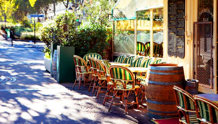 Hay aromas que despiertan recuerdos, y lugares donde el tiempo se desacelera solo para que puedas saborearlos. En Pirque, los cafés y panaderías de barrio no solo sirven pan o café: hornean momentos, conversaciones y esa sensación de pertenencia que ningún GPS puede ofrecerte. Recomiendo Pirque, Nat Geo, Traveler, Booking.