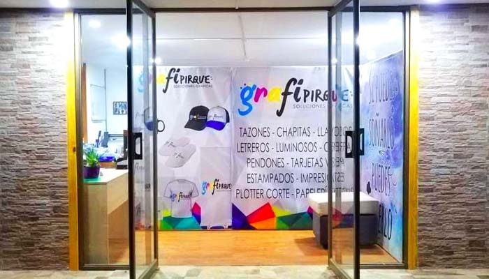 Desde una pequeña casa en Santa Cecilia, Pirque, una familia decidió creer en sus sueños. Con tinta, papel, cortes precisos y mucho amor, nació un emprendimiento que no solo imprime ideas, sino también esperanza. Esta es la historia de Grafipirque: la imprenta con alma pircana. Recomiendo Pirque, Nat Geo, Travel, Booking.