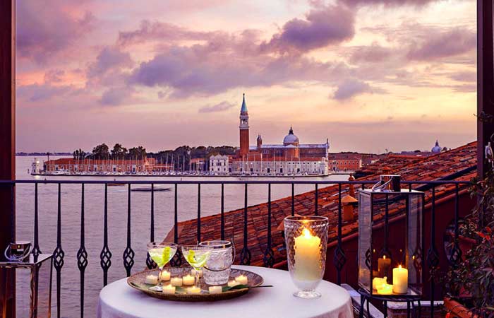 Venecia: donde el agua susurra historias y cada callejón es una aventura. Recomiendo Pirque NatGeo Hotel Travel.