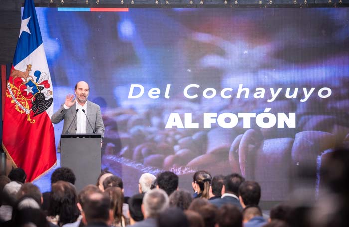 Bajo una narrativa tan poética como poderosa —“Del cochayuyo al fotón”— el país presentó oficialmente sus Estrategias Nacionales de Biotecnología y Tecnologías Cuánticas 2025–2035, un hito que marca el tránsito desde una economía históricamente extractiva hacia un modelo basado en conocimiento, ciencia, innovación y sostenibilidad. Recomiendo Pirque, Nat Geo, Travel, Hotel, Restaurante y Gastronomía.