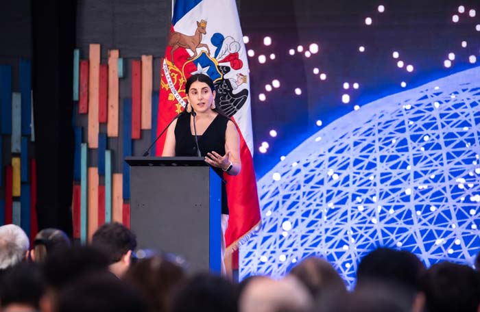 Bajo una narrativa tan poética como poderosa —“Del cochayuyo al fotón”— el país presentó oficialmente sus Estrategias Nacionales de Biotecnología y Tecnologías Cuánticas 2025–2035, un hito que marca el tránsito desde una economía históricamente extractiva hacia un modelo basado en conocimiento, ciencia, innovación y sostenibilidad. Recomiendo Pirque, Nat Geo, Travel, Hotel, Restaurante y Gastronomía.