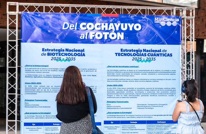Bajo una narrativa tan poética como poderosa —“Del cochayuyo al fotón”— el país presentó oficialmente sus Estrategias Nacionales de Biotecnología y Tecnologías Cuánticas 2025–2035, un hito que marca el tránsito desde una economía históricamente extractiva hacia un modelo basado en conocimiento, ciencia, innovación y sostenibilidad. Recomiendo Pirque, Nat Geo, Travel, Hotel, Restaurante y Gastronomía.