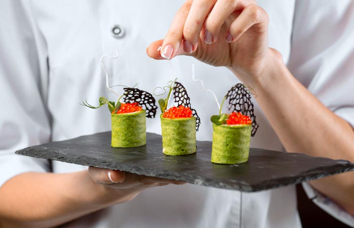 Este reportaje es una travesía sensorial por la cocina fusión: un territorio donde lo tradicional dialoga con lo global, donde la elegancia contemporánea se encuentra con la raíz ancestral, y donde cada plato es una expedición culinaria digna de ser contada. Recomiendo Pirque, Nat Geo, Travel.