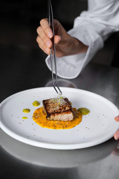 Este reportaje es una travesía sensorial por la cocina fusión: un territorio donde lo tradicional dialoga con lo global, donde la elegancia contemporánea se encuentra con la raíz ancestral, y donde cada plato es una expedición culinaria digna de ser contada. Recomiendo Pirque, Nat Geo, Travel.