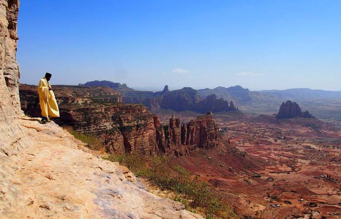 Este reportaje no es una lista convencional. Es una colección de destinos que despiertan algo interno, lugares donde la naturaleza, la historia y la imaginación parecen conspirar para crear experiencias inolvidables. Aquí conviven la elegancia de los viajes bien contados con el espíritu aventurero que busca lo desconocido. Recomiendo Pirque, Nat Geo, Travel, Google.