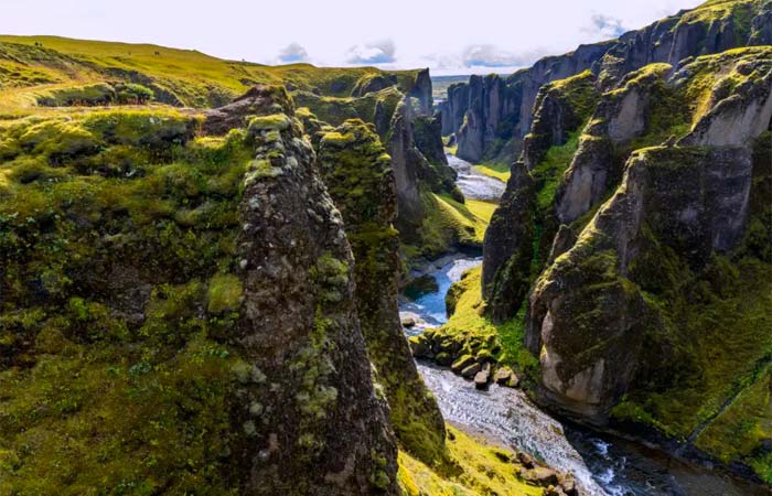 Este reportaje no es una lista convencional. Es una colección de destinos que despiertan algo interno, lugares donde la naturaleza, la historia y la imaginación parecen conspirar para crear experiencias inolvidables. Aquí conviven la elegancia de los viajes bien contados con el espíritu aventurero que busca lo desconocido. Recomiendo Pirque, Nat Geo, Travel, Google.
