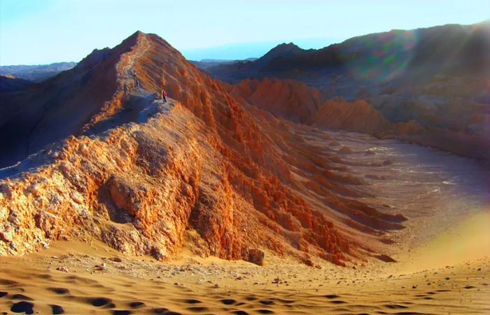 Este reportaje no es una lista convencional. Es una colección de destinos que despiertan algo interno, lugares donde la naturaleza, la historia y la imaginación parecen conspirar para crear experiencias inolvidables. Aquí conviven la elegancia de los viajes bien contados con el espíritu aventurero que busca lo desconocido. Recomiendo Pirque, Nat Geo, Travel, Google.