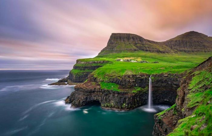 Este reportaje no es una lista convencional. Es una colección de destinos que despiertan algo interno, lugares donde la naturaleza, la historia y la imaginación parecen conspirar para crear experiencias inolvidables. Aquí conviven la elegancia de los viajes bien contados con el espíritu aventurero que busca lo desconocido. Recomiendo Pirque, Nat Geo, Travel, Google.