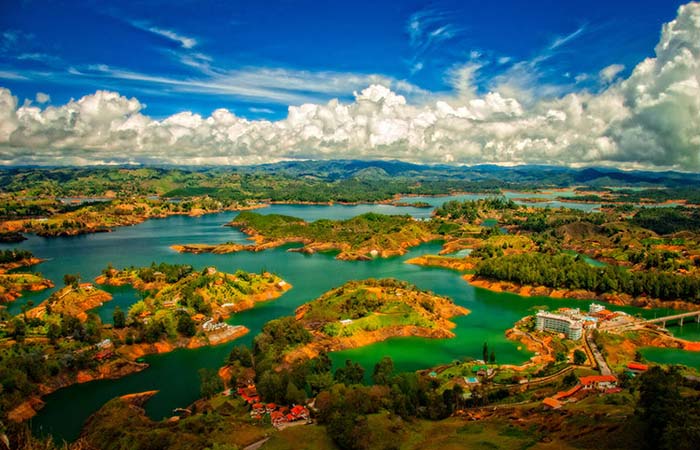 Este reportaje no es una lista convencional. Es una colección de destinos que despiertan algo interno, lugares donde la naturaleza, la historia y la imaginación parecen conspirar para crear experiencias inolvidables. Aquí conviven la elegancia de los viajes bien contados con el espíritu aventurero que busca lo desconocido. Recomiendo Pirque, Nat Geo, Travel, Google.