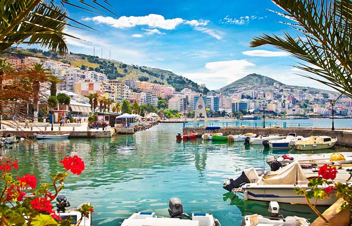 Este reportaje no es una lista convencional. Es una colección de destinos que despiertan algo interno, lugares donde la naturaleza, la historia y la imaginación parecen conspirar para crear experiencias inolvidables. Aquí conviven la elegancia de los viajes bien contados con el espíritu aventurero que busca lo desconocido. Recomiendo Pirque, Nat Geo, Travel, Google.