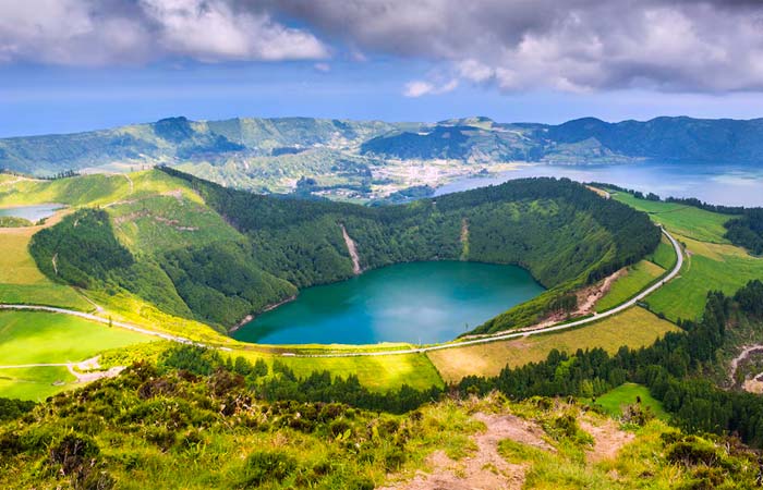 Este reportaje no es una lista convencional. Es una colección de destinos que despiertan algo interno, lugares donde la naturaleza, la historia y la imaginación parecen conspirar para crear experiencias inolvidables. Aquí conviven la elegancia de los viajes bien contados con el espíritu aventurero que busca lo desconocido. Recomiendo Pirque, Nat Geo, Travel, Google.