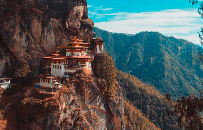 Este reportaje no es una lista convencional. Es una colección de destinos que despiertan algo interno, lugares donde la naturaleza, la historia y la imaginación parecen conspirar para crear experiencias inolvidables. Aquí conviven la elegancia de los viajes bien contados con el espíritu aventurero que busca lo desconocido. Recomiendo Pirque, Nat Geo, Travel, Google.