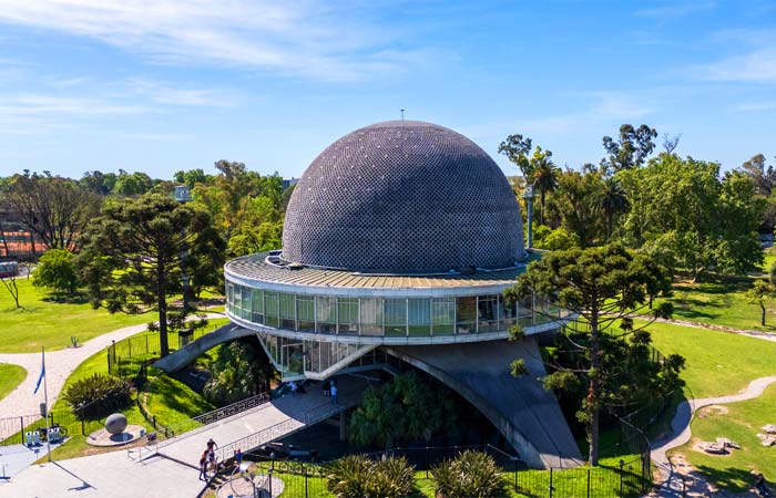 Buenos Aires: la ciudad donde el deseo camina por avenidas infinitas. Recomiendo Pirque, Travel, Nat Geo, Sernatur, Planetario.