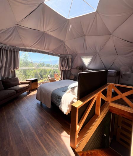 Tiny Home Pucón no es solo un alojamiento: es una declaración de principios. Naturaleza, diseño, familia, silencio y tiempo de calidad. En esta entrevista profunda —que cruza el espíritu de Conde Nast Traveller con la exploración íntima de National Geographic— conversamos con Juan Pablo sobre el viaje interior que dio origen a su emprendimiento, la vida en el sur, el turismo consciente y el verdadero lujo: la tranquilidad. Recomiendo Pirque, Nat Geo, Travel, Airbnb.