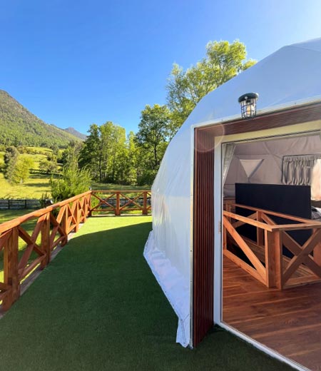 Tiny Home Pucón no es solo un alojamiento: es una declaración de principios. Naturaleza, diseño, familia, silencio y tiempo de calidad. En esta entrevista profunda —que cruza el espíritu de Conde Nast Traveller con la exploración íntima de National Geographic— conversamos con Juan Pablo sobre el viaje interior que dio origen a su emprendimiento, la vida en el sur, el turismo consciente y el verdadero lujo: la tranquilidad. Recomiendo Pirque, Nat Geo, Travel, Airbnb.