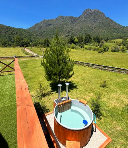 Tiny Home Pucón no es solo un alojamiento: es una declaración de principios. Naturaleza, diseño, familia, silencio y tiempo de calidad. En esta entrevista profunda —que cruza el espíritu de Conde Nast Traveller con la exploración íntima de National Geographic— conversamos con Juan Pablo sobre el viaje interior que dio origen a su emprendimiento, la vida en el sur, el turismo consciente y el verdadero lujo: la tranquilidad. Recomiendo Pirque, Nat Geo, Travel, Airbnb.