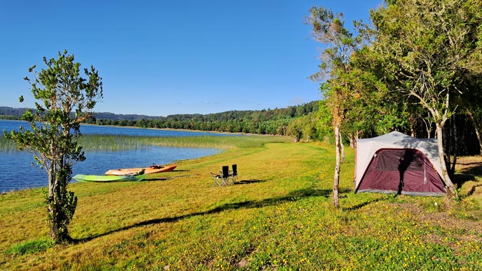 Fueron 3.006 kilómetros por caminos rurales del sur de Chile, en vehículo, acampando bajo las estrellas la mayor parte del trayecto, siguiendo lagos, volcanes, bosques y mares interiores. Un viaje donde el tiempo se diluyó, donde cada curva traía una postal distinta y donde la naturaleza marcó el ritmo.
Este no es solo un relato de lugares. Es la crónica de una travesía donde el sur mostró su rostro más íntimo, salvaje y poético. Recomiendo Pirque, Travel, Nat Geo, Lago Calafquén, Camping Rincón Del Bajo.