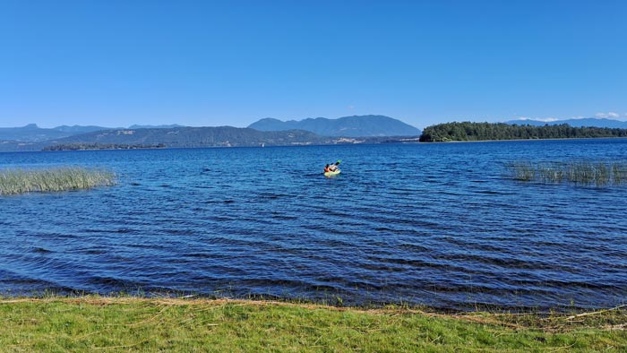 Fueron 3.006 kilómetros por caminos rurales del sur de Chile, en vehículo, acampando bajo las estrellas la mayor parte del trayecto, siguiendo lagos, volcanes, bosques y mares interiores. Un viaje donde el tiempo se diluyó, donde cada curva traía una postal distinta y donde la naturaleza marcó el ritmo.
Este no es solo un relato de lugares. Es la crónica de una travesía donde el sur mostró su rostro más íntimo, salvaje y poético. Recomiendo Pirque, Travel, Nat Geo, Lago Calafquén, Camping Rincón Del Bajo.
