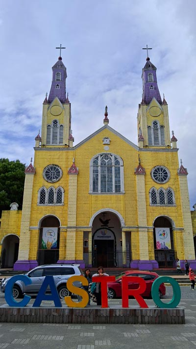 Fueron 3.006 kilómetros por caminos rurales del sur de Chile, en vehículo, acampando bajo las estrellas la mayor parte del trayecto, siguiendo lagos, volcanes, bosques y mares interiores. Un viaje donde el tiempo se diluyó, donde cada curva traía una postal distinta y donde la naturaleza marcó el ritmo.
Este no es solo un relato de lugares. Es la crónica de una travesía donde el sur mostró su rostro más íntimo, salvaje y poético. Recomiendo Pirque, Travel, Nat Geo, Castro Chiloé.