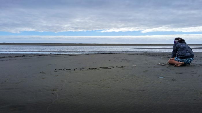 Fueron 3.006 kilómetros por caminos rurales del sur de Chile, en vehículo, acampando bajo las estrellas la mayor parte del trayecto, siguiendo lagos, volcanes, bosques y mares interiores. Un viaje donde el tiempo se diluyó, donde cada curva traía una postal distinta y donde la naturaleza marcó el ritmo.
Este no es solo un relato de lugares. Es la crónica de una travesía donde el sur mostró su rostro más íntimo, salvaje y poético. Recomiendo Pirque, Travel, Nat Geo, Cucao, Chiloé, Ecocamping Costa Pacífico.