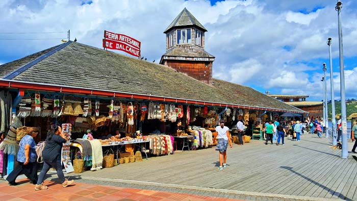 Fueron 3.006 kilómetros por caminos rurales del sur de Chile, en vehículo, acampando bajo las estrellas la mayor parte del trayecto, siguiendo lagos, volcanes, bosques y mares interiores. Un viaje donde el tiempo se diluyó, donde cada curva traía una postal distinta y donde la naturaleza marcó el ritmo.
Este no es solo un relato de lugares. Es la crónica de una travesía donde el sur mostró su rostro más íntimo, salvaje y poético. Recomiendo Pirque, Travel, Nat Geo,Dalcahue, Chiloé.