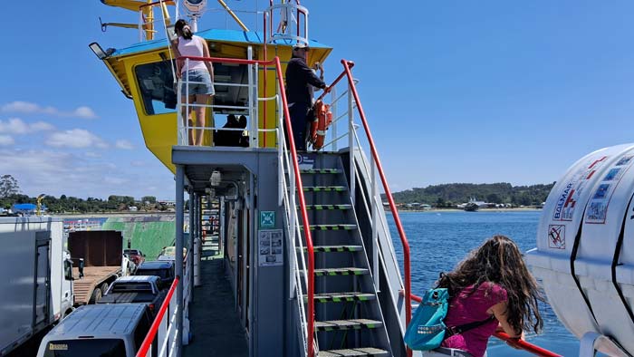Fueron 3.006 kilómetros por caminos rurales del sur de Chile, en vehículo, acampando bajo las estrellas la mayor parte del trayecto, siguiendo lagos, volcanes, bosques y mares interiores. Un viaje donde el tiempo se diluyó, donde cada curva traía una postal distinta y donde la naturaleza marcó el ritmo.
Este no es solo un relato de lugares. Es la crónica de una travesía donde el sur mostró su rostro más íntimo, salvaje y poético. Recomiendo Pirque, Travel, Nat Geo, Ferry Chacao, Chiloé.