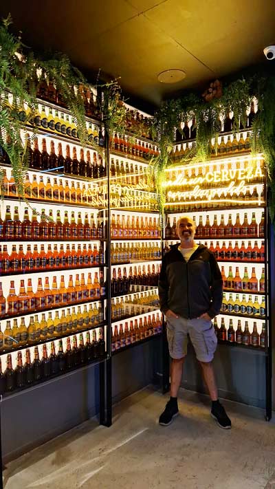 Fueron 3.006 kilómetros por caminos rurales del sur de Chile, en vehículo, acampando bajo las estrellas la mayor parte del trayecto, siguiendo lagos, volcanes, bosques y mares interiores. Un viaje donde el tiempo se diluyó, donde cada curva traía una postal distinta y donde la naturaleza marcó el ritmo.
Este no es solo un relato de lugares. Es la crónica de una travesía donde el sur mostró su rostro más íntimo, salvaje y poético. Recomiendo Pirque, Travel, Nat Geo, Cervecería Kunstmann, Valdivia.