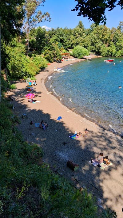 Fueron 3.006 kilómetros por caminos rurales del sur de Chile, en vehículo, acampando bajo las estrellas la mayor parte del trayecto, siguiendo lagos, volcanes, bosques y mares interiores. Un viaje donde el tiempo se diluyó, donde cada curva traía una postal distinta y donde la naturaleza marcó el ritmo.
Este no es solo un relato de lugares. Es la crónica de una travesía donde el sur mostró su rostro más íntimo, salvaje y poético. Recomiendo Pirque, Travel, Nat Geo, Lago Calafquén.