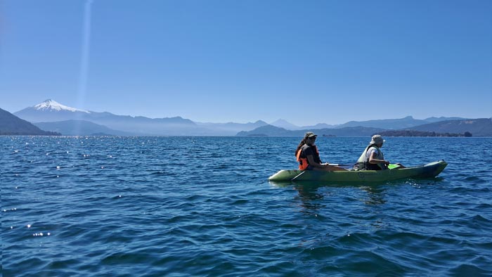 Fueron 3.006 kilómetros por caminos rurales del sur de Chile, en vehículo, acampando bajo las estrellas la mayor parte del trayecto, siguiendo lagos, volcanes, bosques y mares interiores. Un viaje donde el tiempo se diluyó, donde cada curva traía una postal distinta y donde la naturaleza marcó el ritmo.
Este no es solo un relato de lugares. Es la crónica de una travesía donde el sur mostró su rostro más íntimo, salvaje y poético. Recomiendo Pirque, Travel, Nat Geo, Lago Calafquén, Camping Rincón Del Bajo.