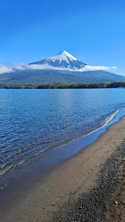 Fueron 3.006 kilómetros por caminos rurales del sur de Chile, en vehículo, acampando bajo las estrellas la mayor parte del trayecto, siguiendo lagos, volcanes, bosques y mares interiores. Un viaje donde el tiempo se diluyó, donde cada curva traía una postal distinta y donde la naturaleza marcó el ritmo.
Este no es solo un relato de lugares. Es la crónica de una travesía donde el sur mostró su rostro más íntimo, salvaje y poético. Recomiendo Pirque, Travel, Nat Geo, Lago Llanquihue, Ensenada, Volcán Osorno.
