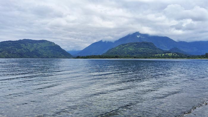 Fueron 3.006 kilómetros por caminos rurales del sur de Chile, en vehículo, acampando bajo las estrellas la mayor parte del trayecto, siguiendo lagos, volcanes, bosques y mares interiores. Un viaje donde el tiempo se diluyó, donde cada curva traía una postal distinta y donde la naturaleza marcó el ritmo.
Este no es solo un relato de lugares. Es la crónica de una travesía donde el sur mostró su rostro más íntimo, salvaje y poético. Recomiendo Pirque, Travel, Nat Geo, Lago Ranco, Llifén.