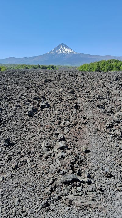 Fueron 3.006 kilómetros por caminos rurales del sur de Chile, en vehículo, acampando bajo las estrellas la mayor parte del trayecto, siguiendo lagos, volcanes, bosques y mares interiores. Un viaje donde el tiempo se diluyó, donde cada curva traía una postal distinta y donde la naturaleza marcó el ritmo.
Este no es solo un relato de lugares. Es la crónica de una travesía donde el sur mostró su rostro más íntimo, salvaje y poético. Recomiendo Pirque, Travel, Nat Geo, Volcán Llaima.