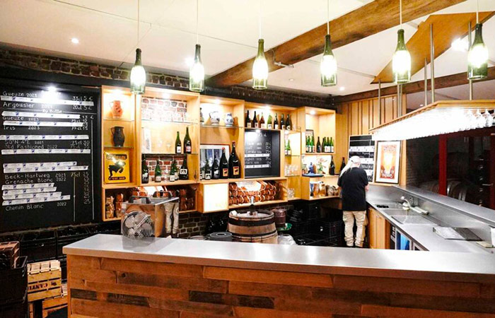 Si existe un templo de la cerveza artesanal, probablemente sea Cantillon.
Fundada en 1900, mantiene uno de los métodos de elaboración más antiguos del planeta: la fermentación espontánea.
Aquí no se agregan levaduras comerciales.