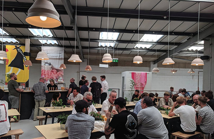 Manchester vive un renacimiento industrial convertido en cultura.
Entre antiguas fábricas de ladrillo rojo surgió Cloudwater, una cervecería que redefinió el estándar de las New England IPA en Europa.
Su filosofía es simple:
Nunca dejar de experimentar.
Cada lote cambia. Cada receta evoluciona. Cada visita es distinta.