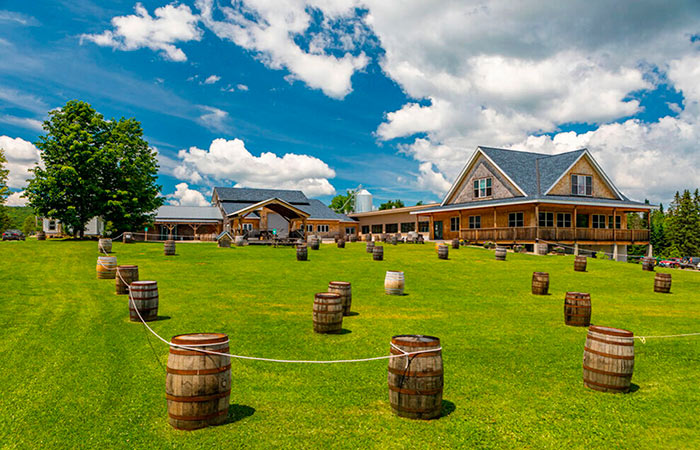 En una zona rural del estado de Vermont, rodeada por bosques, colinas y antiguas granjas familiares, se encuentra una cervecería que ha revolucionado la industria mundial.
Hill Farmstead no busca producir millones de litros.
Busca la perfección.