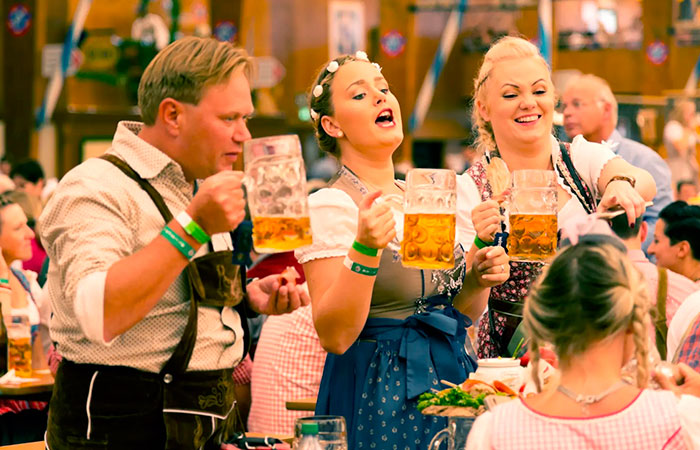 Las nuevas generaciones valoran menos los souvenirs y más las experiencias memorables.
Una cerveza elaborada a pocos metros del lugar donde será servida tiene un componente emocional imposible de exportar.
Por eso las microcervecerías se están convirtiendo en auténticos motores económicos para comunidades rurales y ciudades intermedias.
No venden únicamente cerveza.
Venden territorio. Venden cultura. Venden historias.