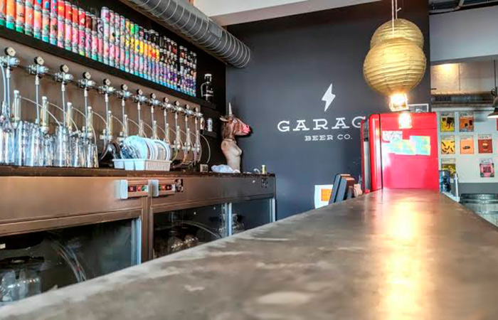 Barcelona siempre ha sido famosa por Gaudí, el Mediterráneo y su gastronomía.
Pero durante la última década también se ha convertido en uno de los polos europeos de cerveza artesanal.
Garage Beer Co. representa perfectamente esa nueva generación.
Especializada en IPA modernas y cervezas experimentales, combina innovación, diseño contemporáneo y una atmósfera urbana que atrae tanto a locales como viajeros.