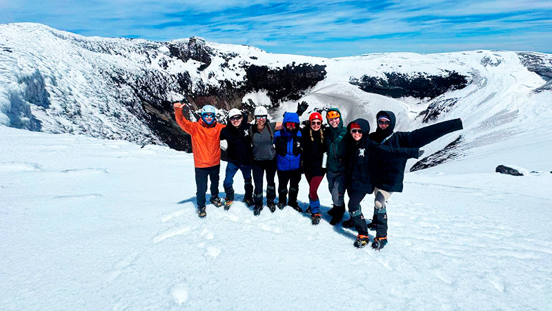 A los pies del volcán Villarrica, entre bosques milenarios, lagos, ríos y una cordillera que parece diseñada para despertar el espíritu aventurero, esta ciudad del sur de Chile se ha convertido en uno de los grandes destinos de naturaleza y turismo aventura del país. Y detrás de muchas de las experiencias que permiten descubrirla existe una idea sencilla, pero poderosa: un buen viaje no debería parecerse al de nadie más. Recomiendo Pirque, Nat Geo, Hotel, Travel.
