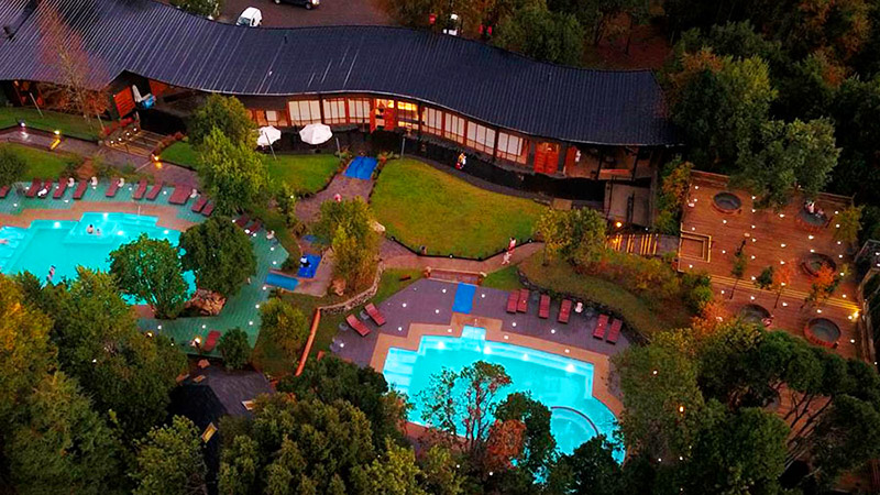 A los pies del volcán Villarrica, entre bosques milenarios, lagos, ríos y una cordillera que parece diseñada para despertar el espíritu aventurero, esta ciudad del sur de Chile se ha convertido en uno de los grandes destinos de naturaleza y turismo aventura del país. Y detrás de muchas de las experiencias que permiten descubrirla existe una idea sencilla, pero poderosa: un buen viaje no debería parecerse al de nadie más. Recomiendo Pirque, Nat Geo, Hotel, Travel.