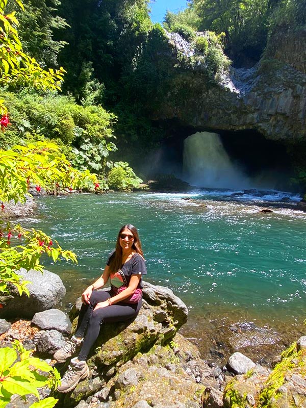 A los pies del volcán Villarrica, entre bosques milenarios, lagos, ríos y una cordillera que parece diseñada para despertar el espíritu aventurero, esta ciudad del sur de Chile se ha convertido en uno de los grandes destinos de naturaleza y turismo aventura del país. Y detrás de muchas de las experiencias que permiten descubrirla existe una idea sencilla, pero poderosa: un buen viaje no debería parecerse al de nadie más. Recomiendo Pirque, Nat Geo, Hotel, Travel.