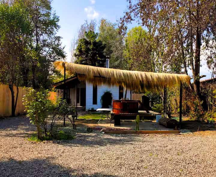Moderna Cabaña con tinaja caliente: comodidad y naturaleza para compartir. Recomiendo Pirque, Travel, Hotel, Nat Geo, Chile Travel.